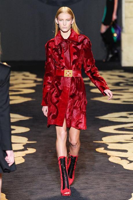 VERSACE-FALL-2011-RTW-PODIUM-015_runway