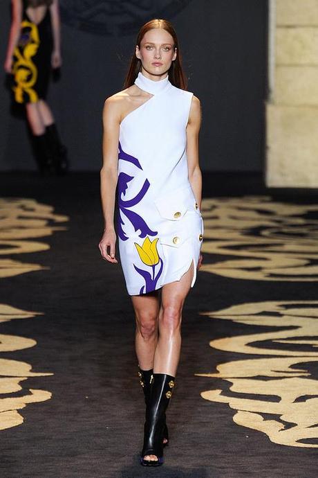 VERSACE-FALL-2011-RTW-PODIUM-007_runway