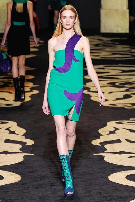 VERSACE-FALL-2011-RTW-PODIUM-017_runway