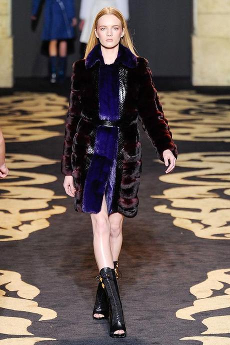 VERSACE-FALL-2011-RTW-PODIUM-036_runway