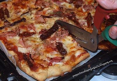 Pizza al kamut con prosciutto e pomodori secchi Pizza al kamut con prosciutto e pomodori secchi