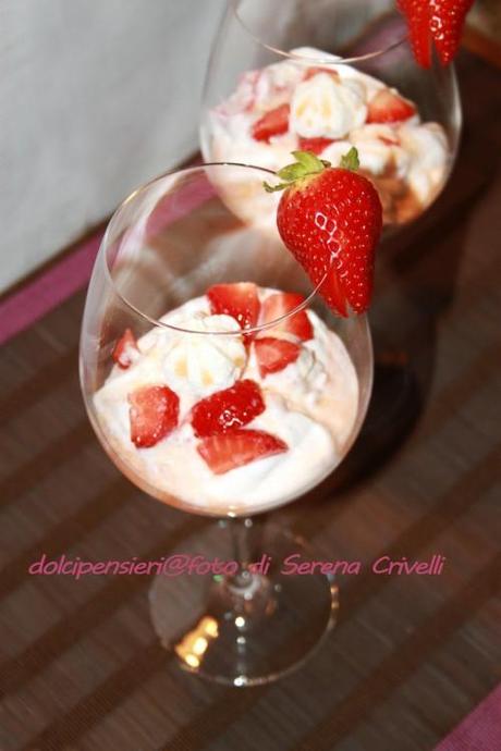 COPPE FRAGOLE DI MARSALA CON PANNA E MERINGHE di Dolcipensieri