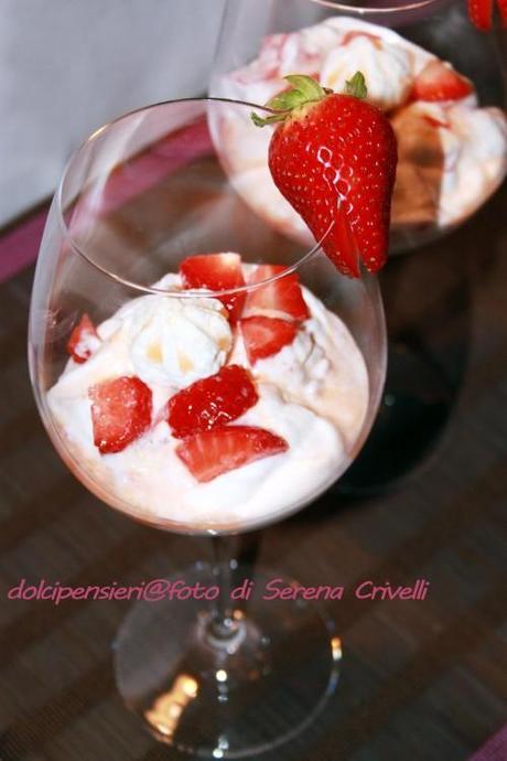 COPPE FRAGOLE DI MARSALA CON PANNA E MERINGHE di Dolcipensieri