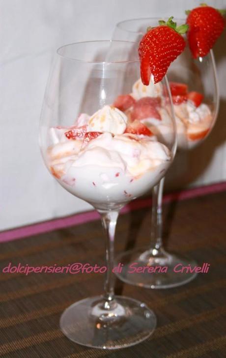 COPPE FRAGOLE DI MARSALA CON PANNA E MERINGHE di Dolcipensieri