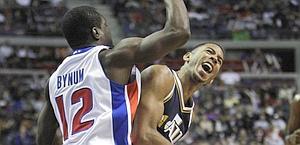  Devin Harris (dx) contro Will Bynum. Ap