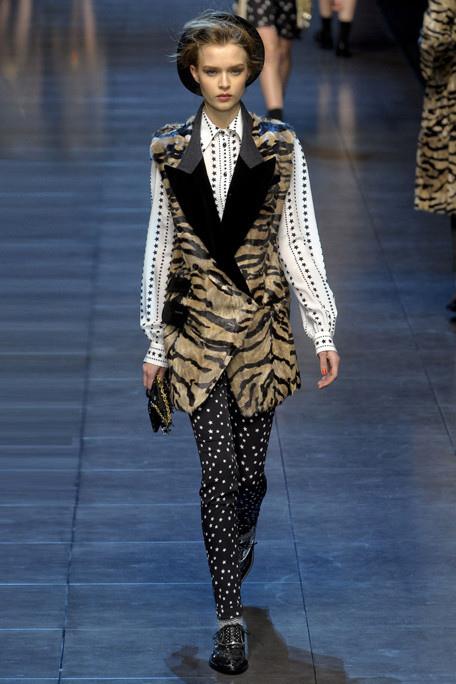 DOLCE-GABBANA-FALL-RTW-2011-PODIUM-060_runway