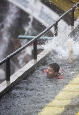 FOTO DEL GIORNO 28 FEBBRAIO 2011 : PIOVE INCESSATAMENTE, LO STADIO DIVENTA PISCINA