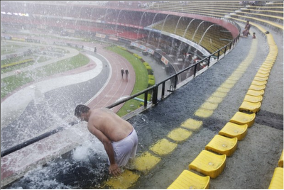 FOTO DEL GIORNO 28 FEBBRAIO 2011 : PIOVE INCESSATAMENTE, LO STADIO DIVENTA PISCINA