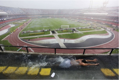 FOTO DEL GIORNO 28 FEBBRAIO 2011 : PIOVE INCESSATAMENTE, LO STADIO DIVENTA PISCINA