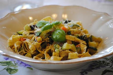 Tagliatelle rustiche ai cereali con ratatouille di verdure