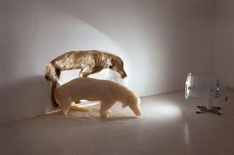 IL CANE (DI CERA) SI DECOMPONE...SI CHIAMA ARTE