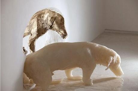 IL CANE (DI CERA) SI DECOMPONE...SI CHIAMA ARTE