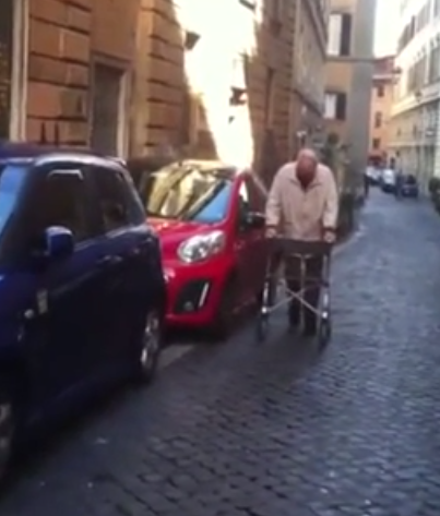 Video straziante da Via del Monte di Farina. Anziani disabili rischiano la pelle ogni giorno. Ma il Primo Municipio non appare interessato a combattere la sosta abusiva