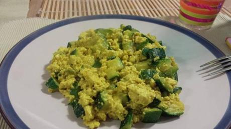 tofu strapazzato con zucchine