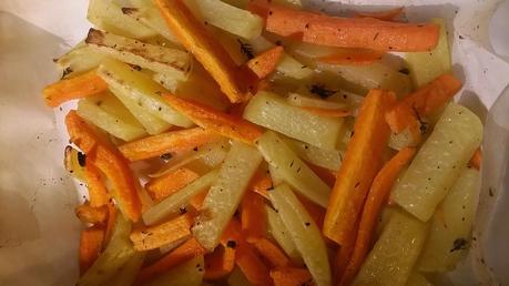 Contorno super pratico....patate e carote al timo arrostite.