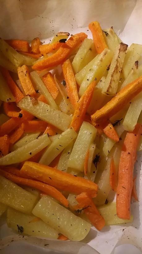 Contorno super pratico....patate e carote al timo arrostite.