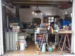 Italiani folli - box usati come un vero e proprio banco deposito per qualsiasi tipo di merce