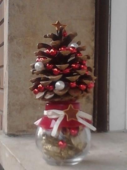 Decorare con le pigne: l’albero di Natale