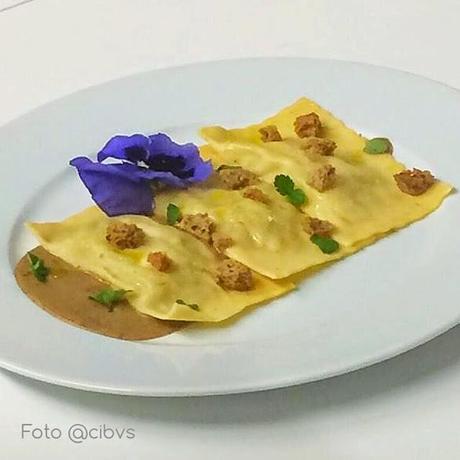 Ravioli a lingotto alle cipolle su salsa di pane