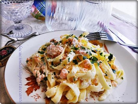 Tagliatelle all'uovo con salmone affumicato / Egg noodles with smoked salmon