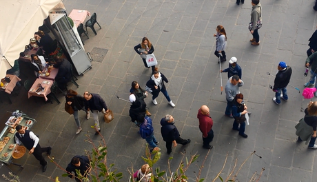 Metro Colosseo. Sciami di abusivi vendono le aste per i selfie disturbando tutti. Forze dell'ordine e vigilantes chiacchierano beati