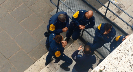 Metro Colosseo. Sciami di abusivi vendono le aste per i selfie disturbando tutti. Forze dell'ordine e vigilantes chiacchierano beati