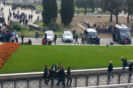 Metro Colosseo. Sciami di abusivi vendono le aste per i selfie disturbando tutti. Forze dell'ordine e vigilantes chiacchierano beati