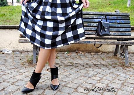 Outfit gonna a ruota tartan bianca e nera: tendenze inverno 2015