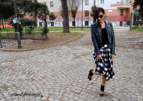 Outfit gonna a ruota tartan bianca e nera: tendenze inverno 2015