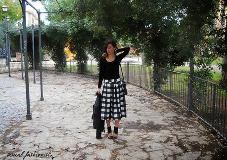 Outfit gonna a ruota tartan bianca e nera: tendenze inverno 2015