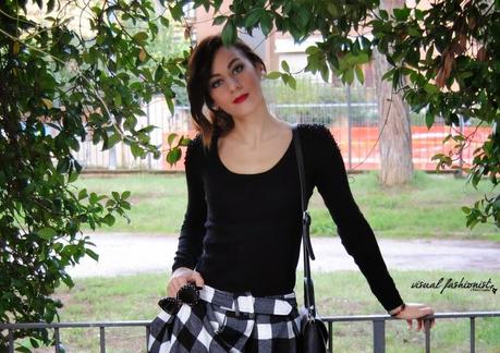 Outfit gonna a ruota tartan bianca e nera: tendenze inverno 2015