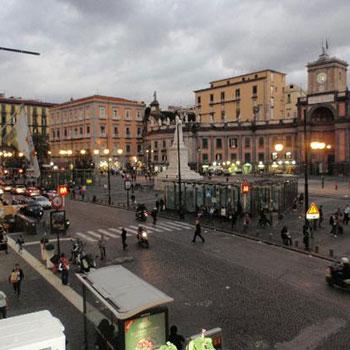 piazza dante di sera