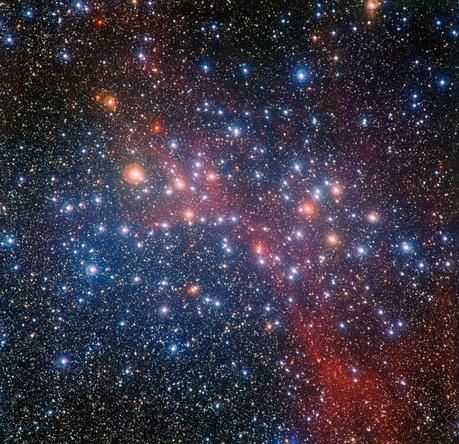 Il telescopio da 2,2 metri dell'MPG/ESO all'Osservatorio dell'ESO di La Silla in Cile ha ottenuto questa ricca e variopinta veduta del brillante ammasso stellare NGC 3532. Alcune delle sue stelle sono caldissime e blu, ma molte delle più massicce sono divenute giganti rosse e brillano di colore arancione. Crediti: ESO/G. Beccari