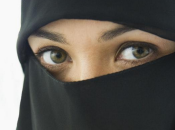 Arabia Saudita, alle studentesse vietato indossare abiti colorati nelle Università. scatena dibattito