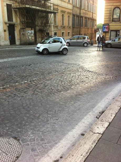 Via IV Novembre. L'unica camionabile dissestata del terzo mondo ad essere collocata nel cuore di una capitale europea