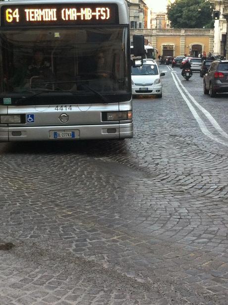 Via IV Novembre. L'unica camionabile dissestata del terzo mondo ad essere collocata nel cuore di una capitale europea