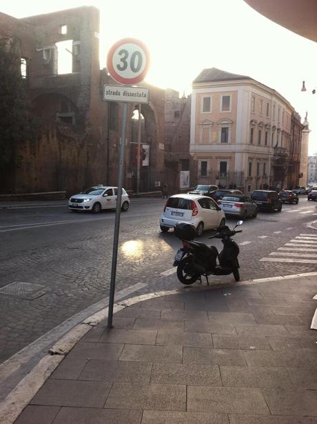 Via IV Novembre. L'unica camionabile dissestata del terzo mondo ad essere collocata nel cuore di una capitale europea