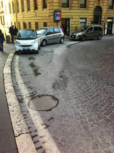 Via IV Novembre. L'unica camionabile dissestata del terzo mondo ad essere collocata nel cuore di una capitale europea