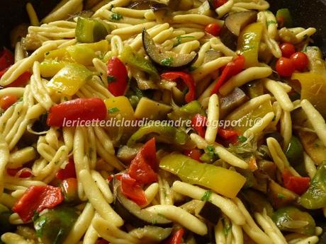 Fusilli freschi con tris di peperoni e melanzana