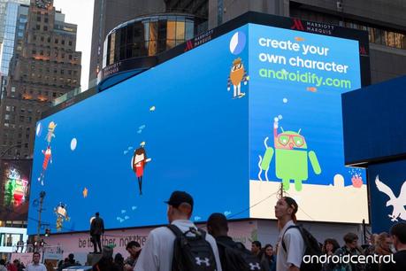 Un colossale tabellone di Google appare a Times Square