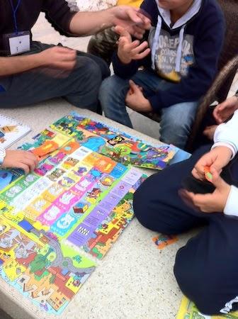 A Lampedusa: bambini e ragazzi in biblioteca,  cani a difesa della conoscenza, libri pronti per essere letti