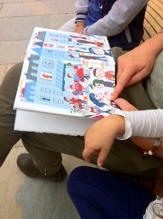 A Lampedusa: bambini e ragazzi in biblioteca,  cani a difesa della conoscenza, libri pronti per essere letti