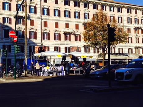 Sempre più bancarellopoli. Lo schifo arriva addosso a Porta del Popolo, dove c'erano i librai ecco i venditori di scarpe da ginnastica