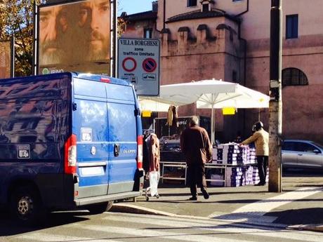 Sempre più bancarellopoli. Lo schifo arriva addosso a Porta del Popolo, dove c'erano i librai ecco i venditori di scarpe da ginnastica