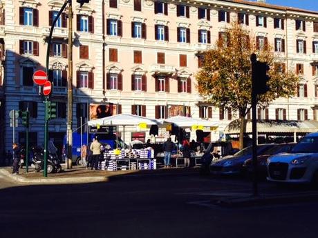 Sempre più bancarellopoli. Lo schifo arriva addosso a Porta del Popolo, dove c'erano i librai ecco i venditori di scarpe da ginnastica