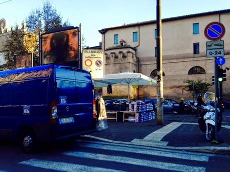 Sempre più bancarellopoli. Lo schifo arriva addosso a Porta del Popolo, dove c'erano i librai ecco i venditori di scarpe da ginnastica