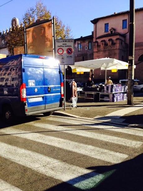 Sempre più bancarellopoli. Lo schifo arriva addosso a Porta del Popolo, dove c'erano i librai ecco i venditori di scarpe da ginnastica