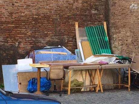 Vedete anche voi questo accampamento abusivo in piena San Lorenzo? Ecco, sappiate che non esiste, è frutto della vostra immaginazione