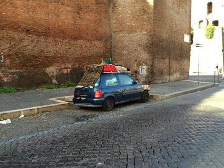 Vedete anche voi questo accampamento abusivo in piena San Lorenzo? Ecco, sappiate che non esiste, è frutto della vostra immaginazione