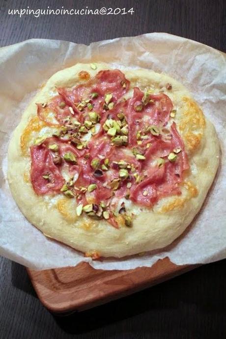 Pizza con mortadella, provola e pistacchi 